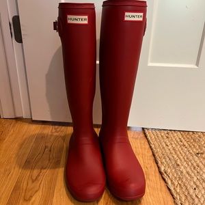 Hunter matte red boots sz 8
